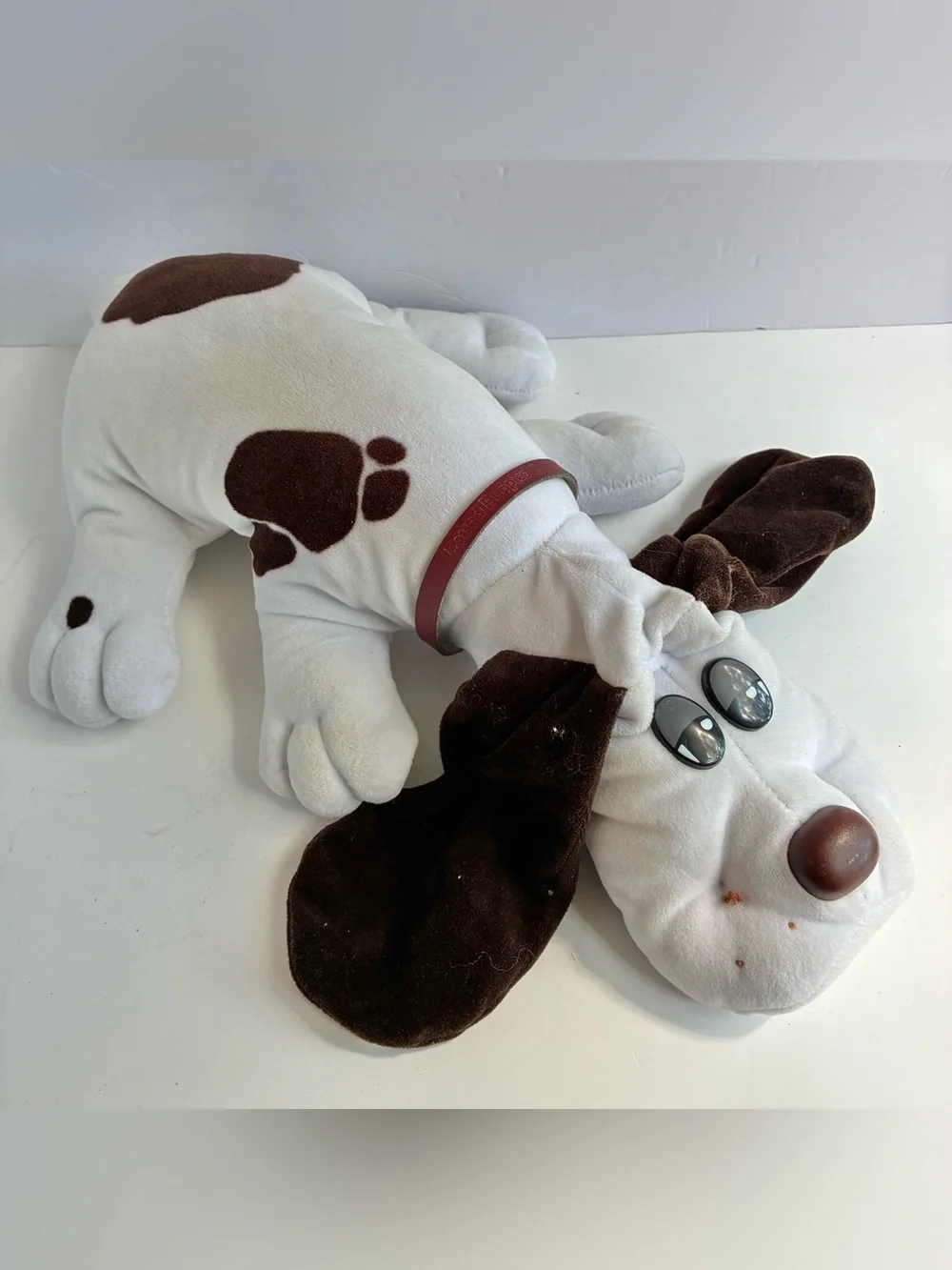Vintage 80s White Brown Floppy Eared Pound Puppy Plush Collar